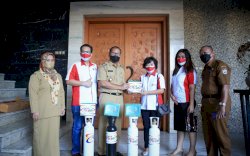Walikota Danny Terima Bantuan 4 Tabung Oksigen dan 4 Regulator dari Petra Peduli 