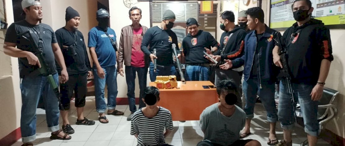 Dua pelaku dengan barang bukti senjata api rakitan di amankan Polres Lutra. Dua pelaku dengan barang bukti senjata api rakitan di amankan Polres Lutra.