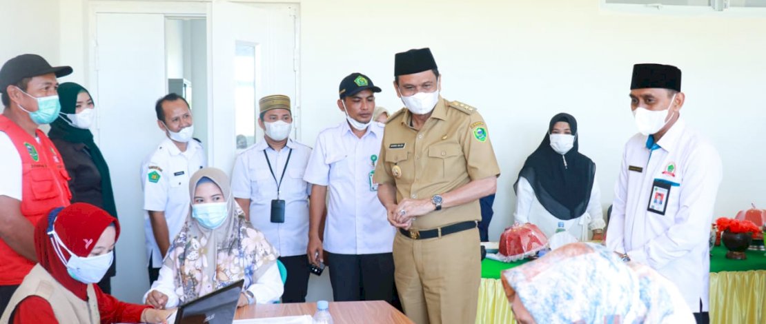 Bupati Barru, H Suardi Saleh, saat meninjau pelaksanaan pekan vaksinasi Kemenag Barru, di Aula MAN 1 Barru, Sulsel.