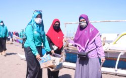 Rapat Rutin Tim PKK Takalar Dirangkaikan Aksi Bersih-bersih Pantai Jamarang 