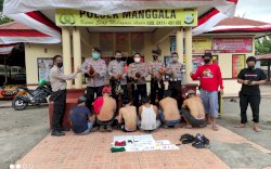 Digerebek Polsek Manggala, Penjudi Sabung Ayam Kocar Kacir Tinggalkan Tas Selempang