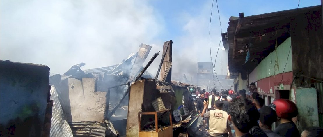 Rumah yang terbakar di Jl Muh Tahir, Makassar.