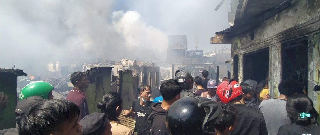 Rumah yang terbakar di Jl Muh Tahir, Makassar.