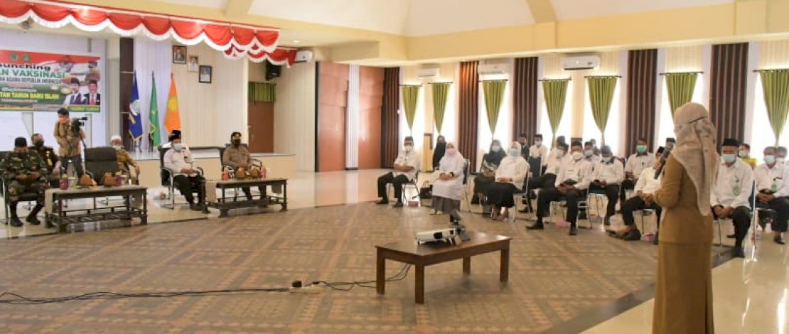 Indah Putri Indriani saat meluncurkan pekan vaksinasi Kemenag.