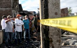 Temui Korban Kebakaran di Jl M Tahir, Wali Kota Makassar Pastikan Kebutuhan Warga Terpenuhi