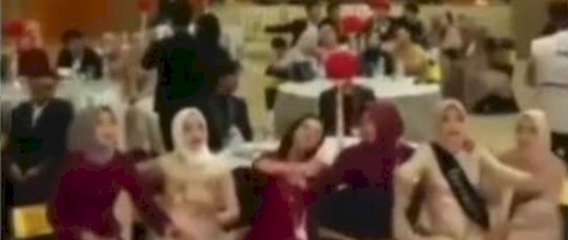 Tangkapan layar video prom night yang diduga digelar di salah satu hotel di Makassar. Tangkapan layar video prom night yang diduga digelar di salah satu hotel di Makassar.