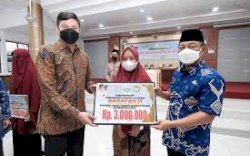 Bupati Gowa Serahkan Penghargaan Kepada Peserta dan Pelatih STQH Berprestasi