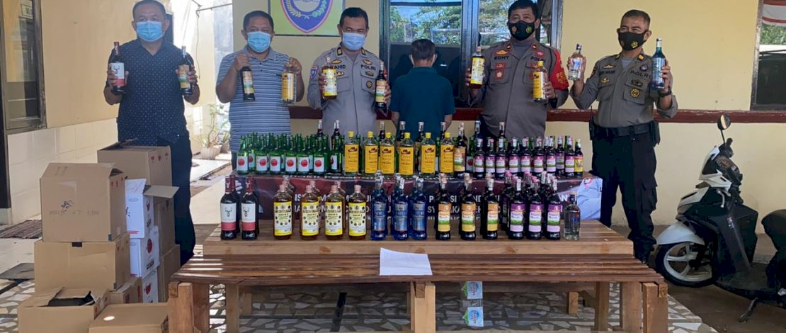 Di Warung Sakura Makassar, Polisi Dapati 11 Jenis Miras Dijual Tanpa Izin Di Warung Sakura Makassar, Polisi Dapati 11 Jenis Miras Dijual Tanpa Izin