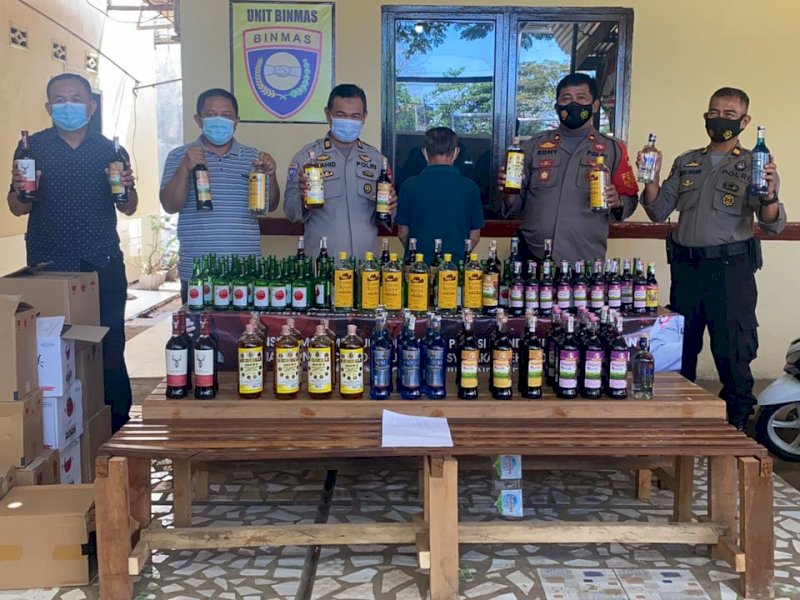 Di Warung Sakura Makassar, Polisi Dapati 11 Jenis Miras Dijual Tanpa Izin