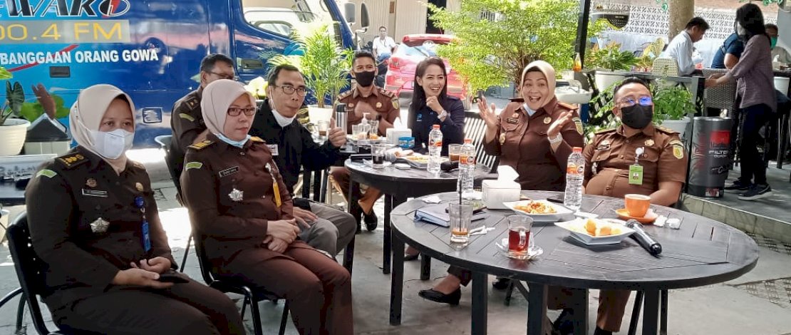 Dialog Interaktif Lewat 'Ngobrol Pintar' Radio Rewako FM dengan Kejari Gowa