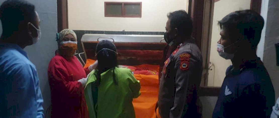 Jenazah korban saat ditemukan di kamar kos. Jenazah korban saat ditemukan di kamar kos.