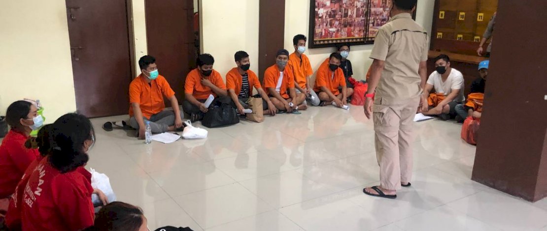 Sebanyak 16 tersangka judi poker dan qiuqiu digelandang ke Posko Resmob Polda Sulsel. Sebanyak 16 tersangka judi poker dan qiuqiu digelandang ke Posko Resmob Polda Sulsel.