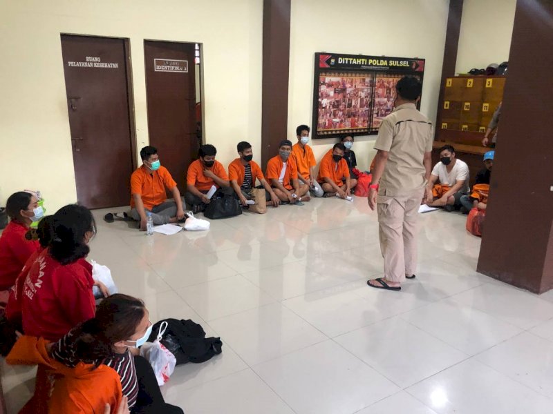 Dua Selebgram Cantik Makassar Digerebek Berjudi Poker dan Qiuqiu di Kamar Hotel