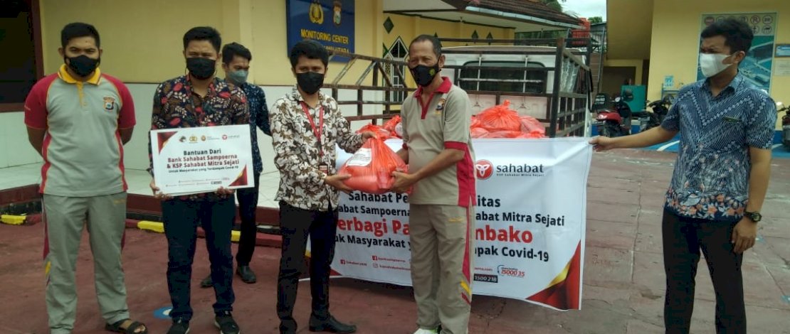 Penyerahan bantuan untuk warga terdampak Covid-19 Lutra oleh PT Bank Sahabat Sampoerna. Penyerahan bantuan untuk warga terdampak Covid-19 Lutra oleh PT Bank Sahabat Sampoerna.