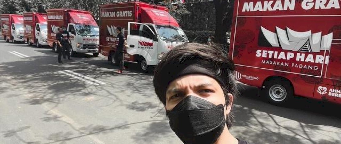 Potret Atta Halilintar membagikan makanan gratis menggunakan 5 truk untuk warga Jabodetabek, yang diunggah di laman Instagramnya, Jumat (13/8/2021).