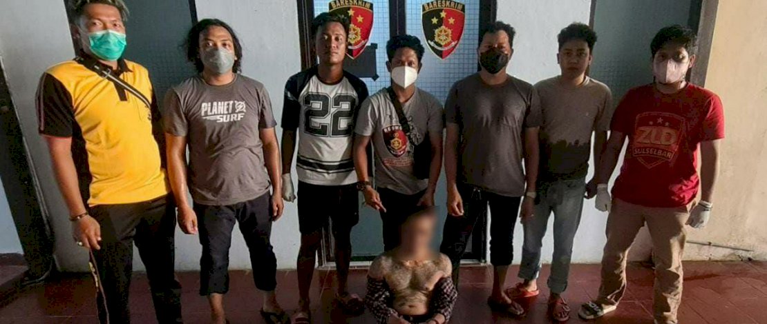 Pelaku dan barang bukti saat diamankan aparat dari Tim  Resmob Satreskrim Polres Pinrang.