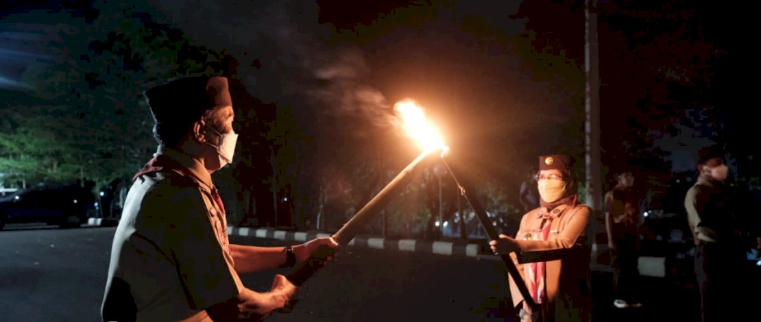 Bupati Gowa, Adnan Purichta Ichsan yang juga Ketua Kwarcab Pramuka Gowa saat memimpin malam renungan dan ulang janji Hari Pramuka ke-60.