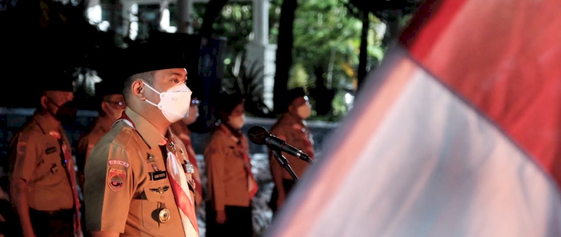 Bupati Gowa, Adnan Purichta Ichsan yang juga Ketua Kwarcab Pramuka Gowa saat memimpin malam renungan dan ulang janji Hari Pramuka ke-60.