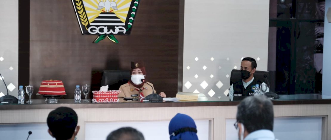 Pj Sekda Gowa, Hj Kamsina saat berbicara  di depan para kepala desa, lurah serta canat terkait rencana lomba posko PPKM.