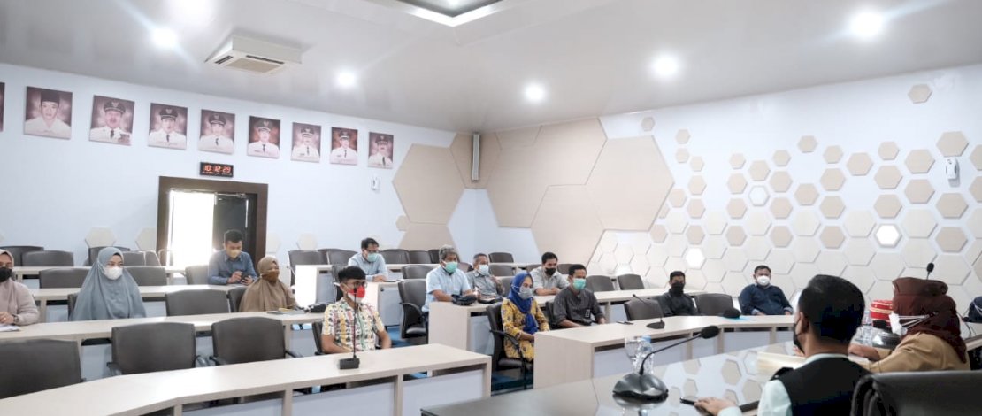 Pj Sekda Gowa, Hj Kamsina saat berbicara  di depan para kepala desa, lurah serta canat terkait rencana lomba posko PPKM.