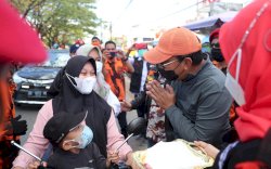 Wali kota Makassar Bagikan 7.600 Masker Buat Pengendara Yang Melintas