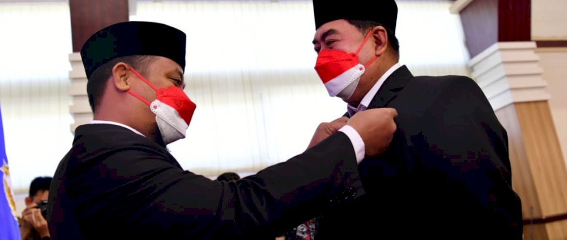 Pelaksana Tugas Gubernur Sulsel, Andi Sudirman Sulaiman, menyematkan Tanda Kehormatan Satya Lancana Karya Satya 30, 20, 10 Tahun, Kepada Pegawai Negeri Sipil (PNS) lingkup Pemerintah Provinsi Sulsel, yang berlangsung di Ruang Rapat Pimpinan Kantor Gubernur Sulsel, Senin 16 Agustus 2021.
