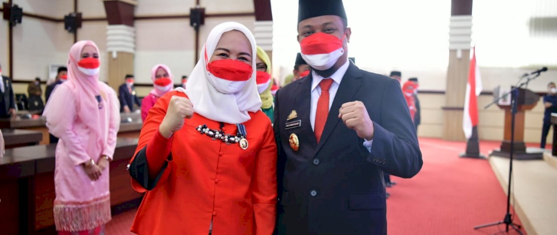 Pelaksana Tugas Gubernur Sulsel, Andi Sudirman Sulaiman, menyematkan Tanda Kehormatan Satya Lancana Karya Satya 30, 20, 10 Tahun, Kepada Pegawai Negeri Sipil (PNS) lingkup Pemerintah Provinsi Sulsel, yang berlangsung di Ruang Rapat Pimpinan Kantor Gubernur Sulsel, Senin 16 Agustus 2021.