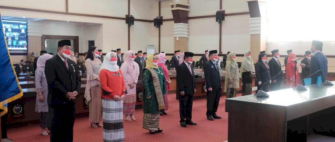 Pelaksana Tugas Gubernur Sulsel, Andi Sudirman Sulaiman, menyematkan Tanda Kehormatan Satya Lancana Karya Satya 30, 20, 10 Tahun, Kepada Pegawai Negeri Sipil (PNS) lingkup Pemerintah Provinsi Sulsel, yang berlangsung di Ruang Rapat Pimpinan Kantor Gubernur Sulsel, Senin 16 Agustus 2021.