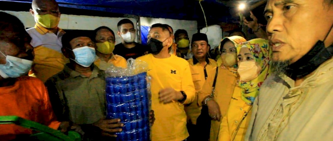 Didampingi pengurus dan seluruh Fraksi Golkar DPRD Makassar, Munafri Arifuddin yang juga Ketua Golkar Makassar kembali berkunjung ke lokasi korban kebakaran Minggu malam, 15 Agustus 2021.