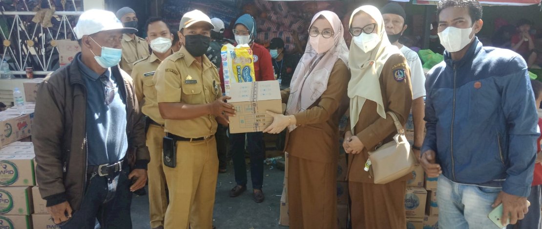 Kepala UPT Transfusi Darah, Erna Komalaningrung menyalurkan bantuan di lokasi kebakaran.