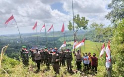 Kobarkan Semangat Kemerdekaan RI Ke 76, Brimob Bone Kibarkan Sang Merah Putih di Puncak Gunung dan Dasar Laut