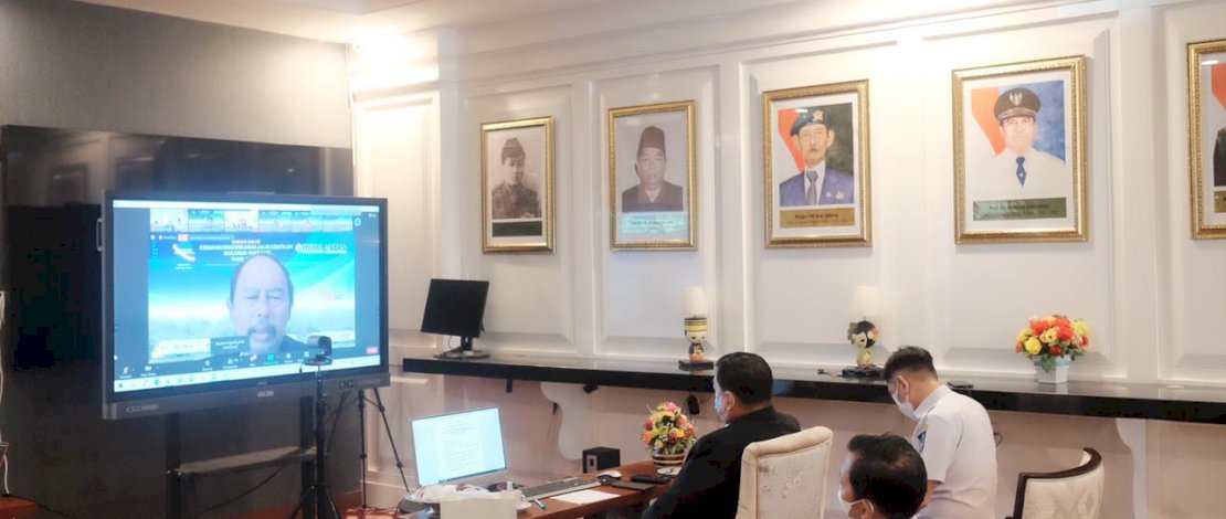 Sekretaris Daerah Provinsi Sulsel, Abdul Hayat, mengikuti webinar Masyarakat Perkeretaapian Indonesia tentang pengoperasian Kereta api Sulsel, yang yang dilakukan secara virtual zoom meeting, di Baruga Lounge Kantor Gubernur Sulsel, Senin, 16 Agustus 2021. Sekretaris Daerah Provinsi Sulsel, Abdul Hayat, mengikuti webinar Masyarakat Perkeretaapian Indonesia tentang pengoperasian Kereta api Sulsel, yang yang dilakukan secara virtual zoom meeting, di Baruga Lounge Kantor Gubernur Sulsel, Senin, 16 Agustus 2021.