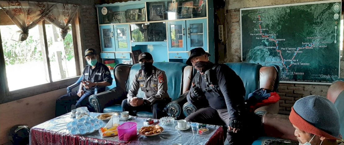 Tim gabungan berjaga di pos penyekatan Dusun Tassoso, Desa Gunung Perak, Sinjai Barat.