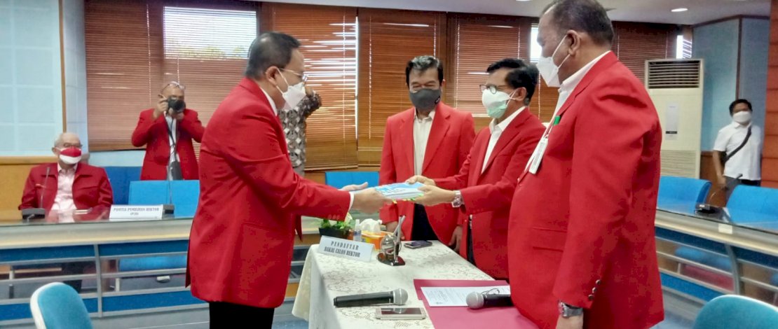 Prof Abdul Kadir menyerahkan berkas pendaftaran untuk mengikuti Pemilihan Rektor Unhas, di Sekretariat Panitia Pemilihan Rektor (P2R), Lantai 4 Gedung Rektorat Unhas, Kampus Unhas Tamalanrea, Senin, 16 Agustus 2021.