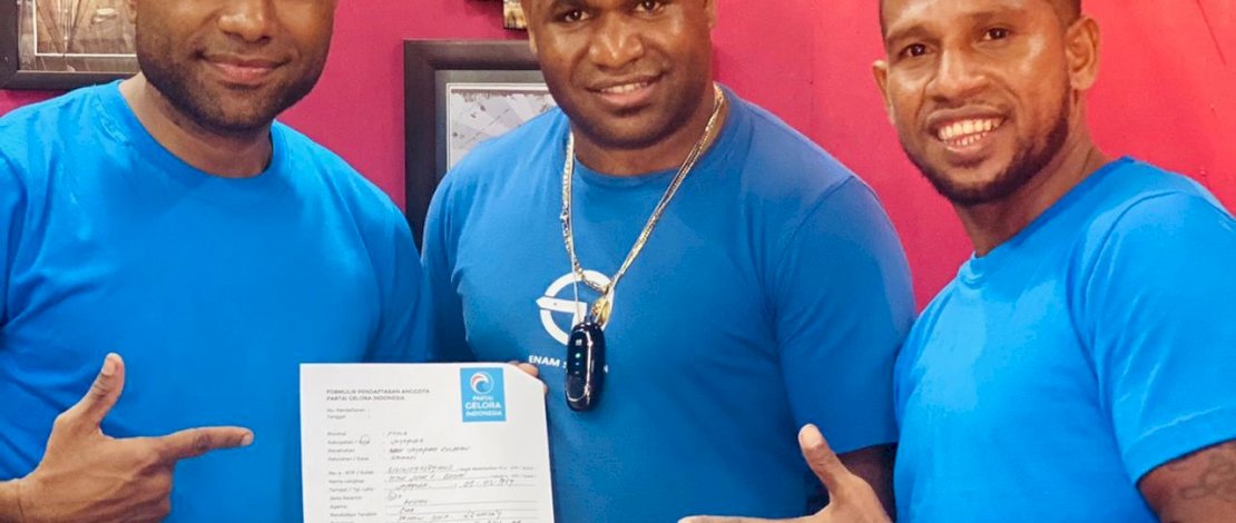 Tibo (kiri) memperlihatkan dokumen tanda bergabungnya dia ke Partai Gelora.