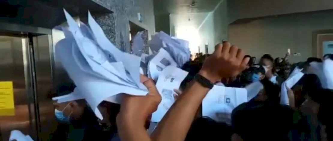 Ratusan warga berkerumun dan mengabaikan protokol kesehatan di RSUD Tenriawaru, Kabupaten Bone, Senin, 16 Agustus 2021.