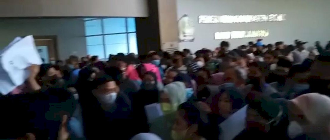 Ratusan warga berkerumun dan mengabaikan protokol kesehatan di RSUD Tenriawaru, Kabupaten Bone, Senin, 16 Agustus 2021.