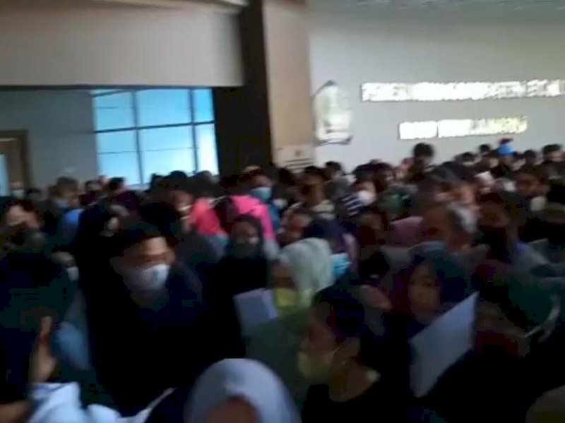 Abaikan Protokol Kesehatan, Ratusan Warga Berkerumun di RSUD Tenriawaru