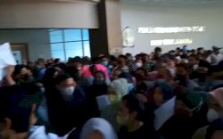 Abaikan Protokol Kesehatan, Ratusan Warga Berkerumun di RSUD Tenriawaru