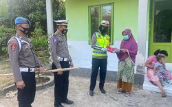 Satlantas Polres Maros Bagi-bagi Bendera Merah Putih kepada Warga