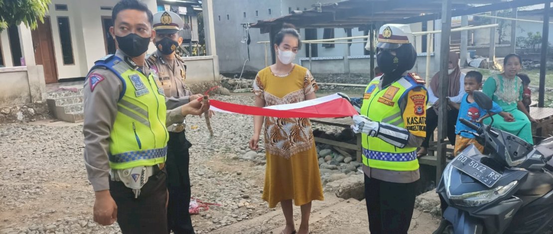 Satlantas Polres Maros Bagi-bagi Bendera Merah Putih kepada Warga