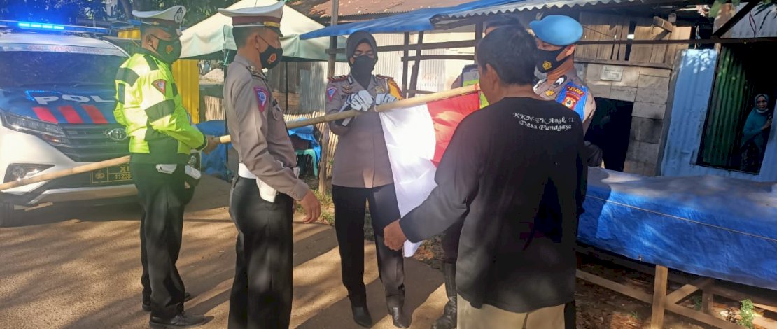 Satlantas Polres Maros Bagi-bagi Bendera Merah Putih kepada Warga