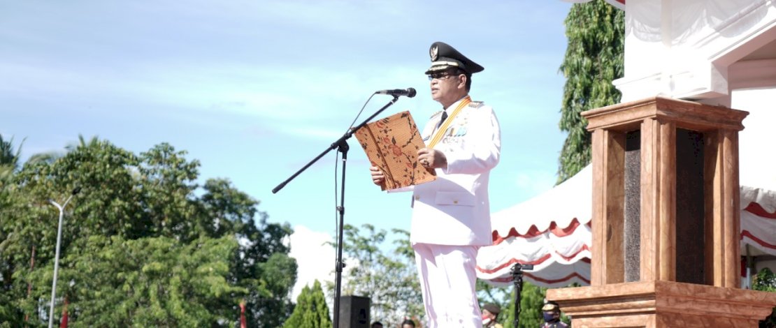 Bupati Luwu, H Basmin Mattayang menjadi inspektur upacara pada peringatan HUT ke-76 RI di halaman Rujab Bupati Luwu.