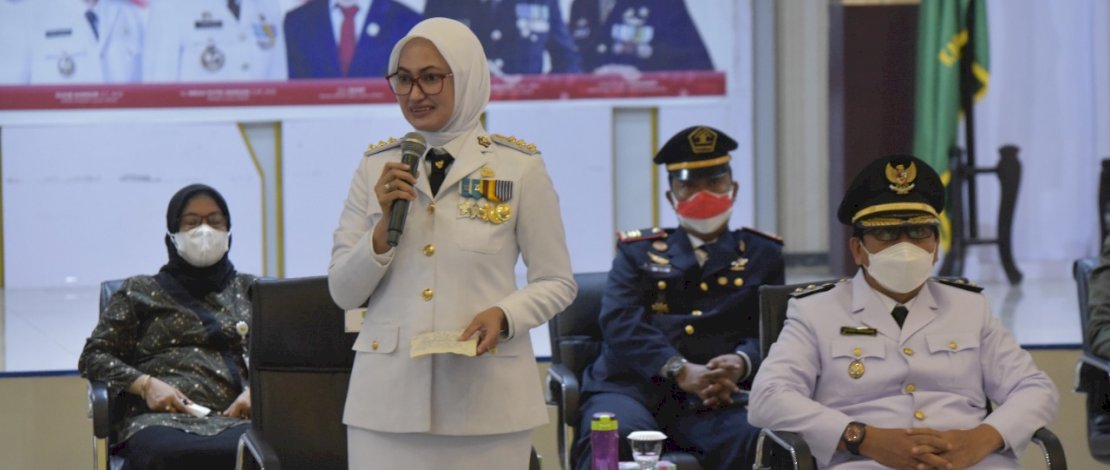 Bupati Lutra, Indah Putri Indriani saat menyerahkan satyalencana pengabdian kepada 241 PNS di Lutra.