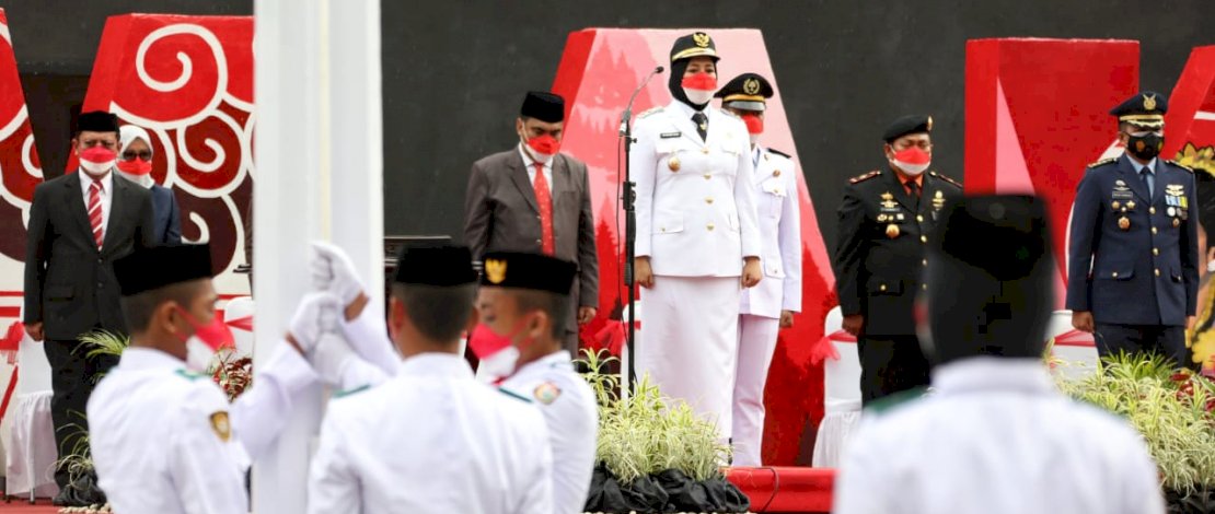 Hujan Gerimis, Penurunan Bendera di Makassar Berjalan Lancar Hujan Gerimis, Penurunan Bendera di Makassar Berjalan Lancar