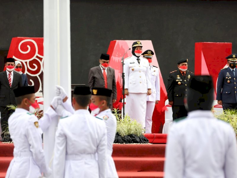 Hujan Gerimis, Penurunan Bendera di Makassar Berjalan Lancar