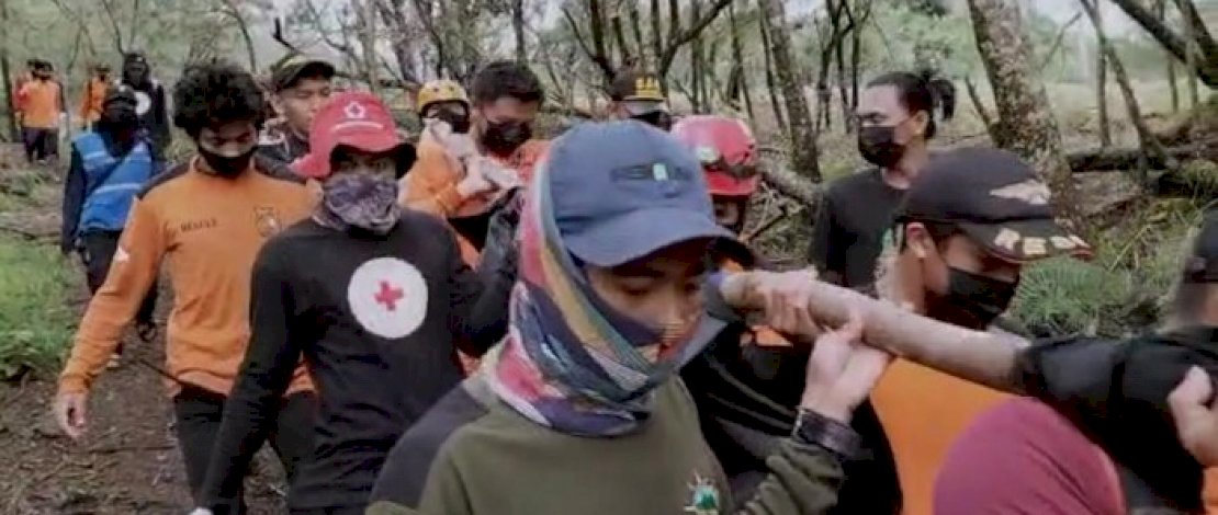 Proses evakuasi pendaki yang meninggal dari puncak Gunung Bawakaraeng.