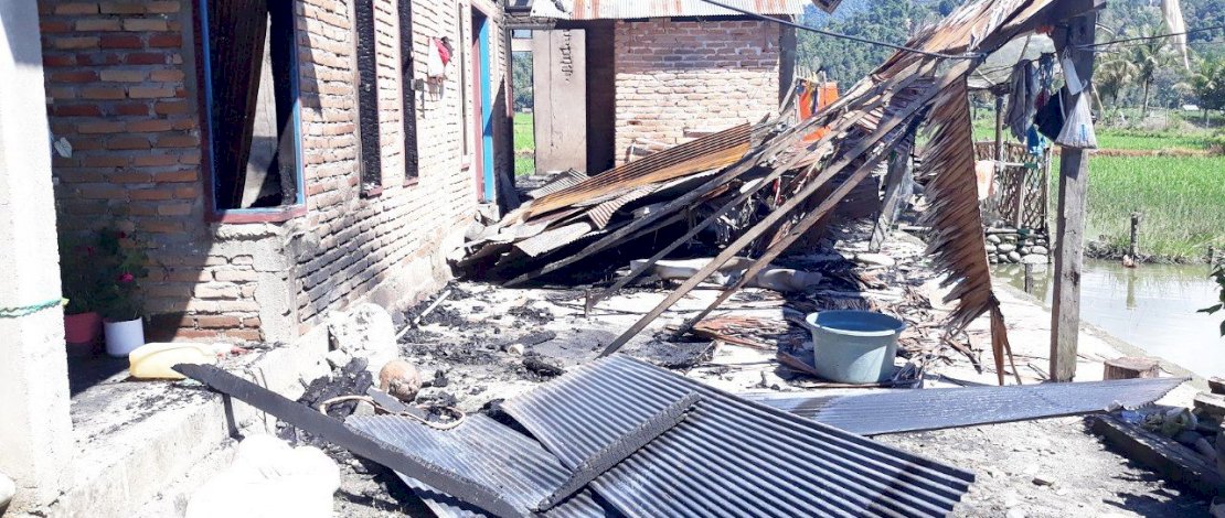 Satu rumah di Pompaniki, Lutra terbakar.