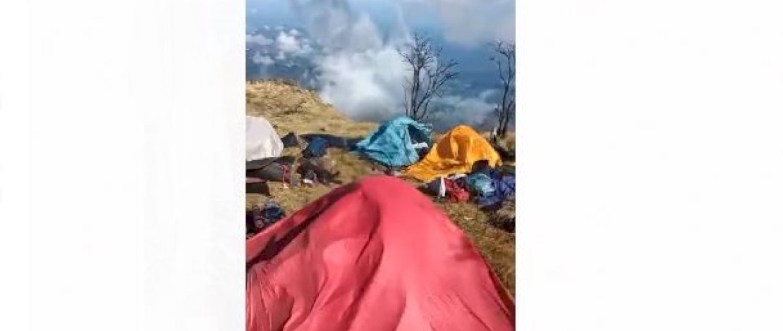 Salah satu jenazah pendaki yang dievakuasi Tim SAR gabungan ke Puskesmas Tinggimoncong, Gowa.