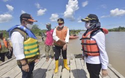Bupati Lutra Kunjungi Keluarga Korban Perahu Tenggelam di Desa Beringin Jaya